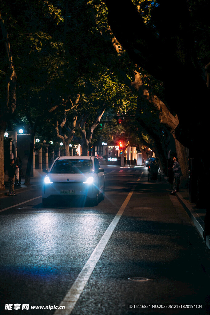 夜晚街道上行駛的汽車