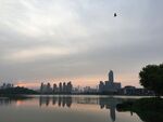 湖畔城市天際線黃昏美景