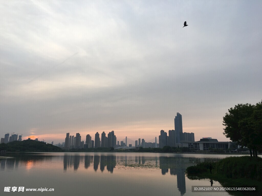 湖畔城市天際線黃昏美景