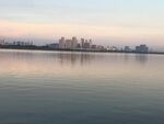 湖畔城市黃昏美景