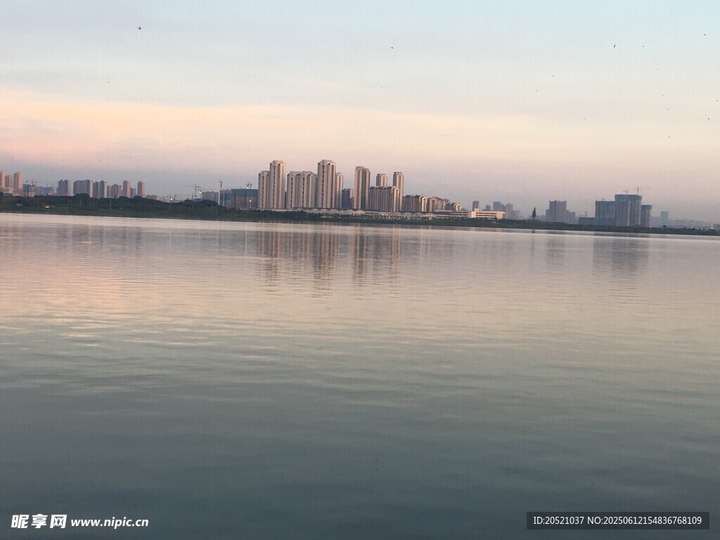 湖畔城市黃昏美景