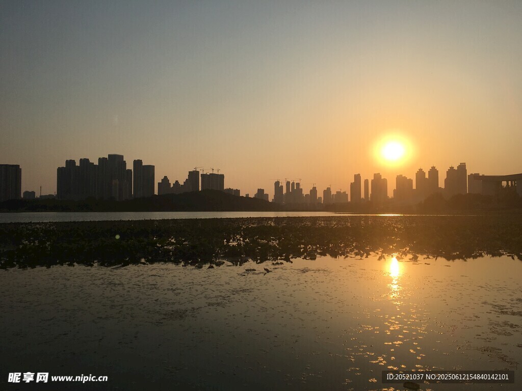 城市湖畔日落美景