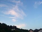 藍天之下的屋舍與云彩