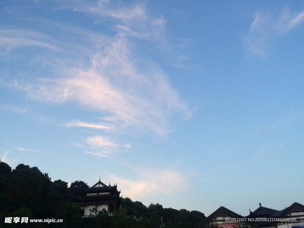 藍(lán)天之下的屋舍與云彩