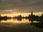夕陽下城市與湖面的倒影