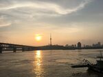 夕陽下的江畔城市美景
