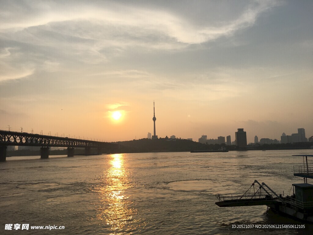 夕陽(yáng)下的江畔城市美景