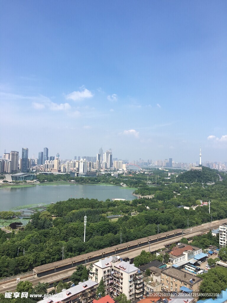 城市河畔風光全景