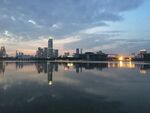 城市湖畔黃昏美景
