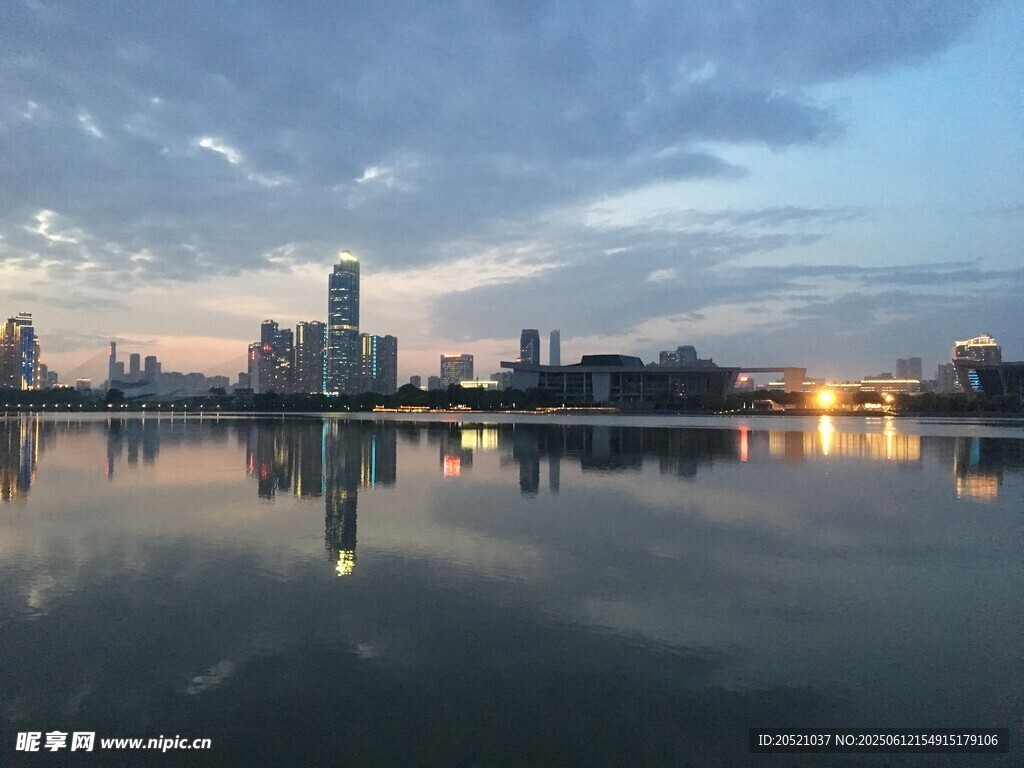 城市湖畔黃昏美景