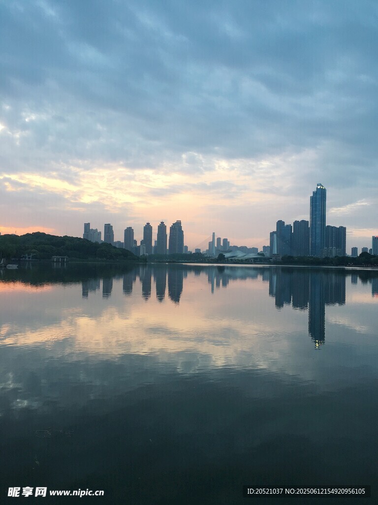 湖畔城市天際線美麗倒影