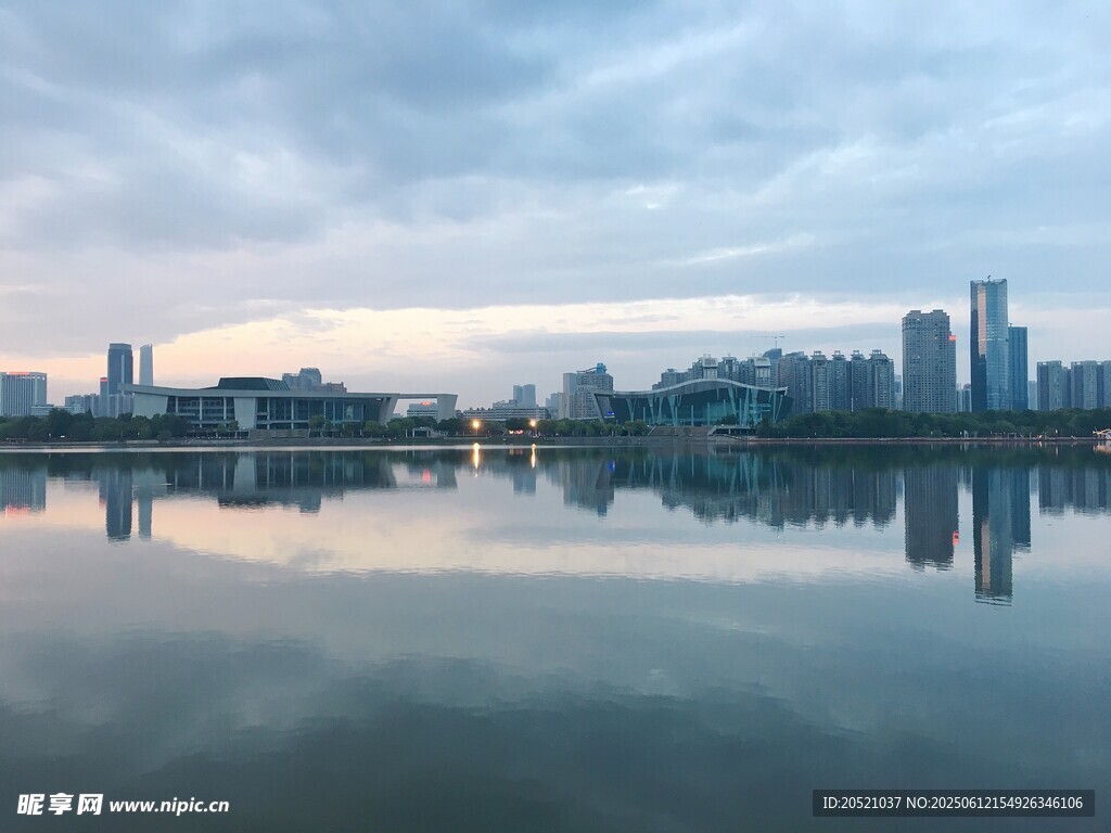 城市湖畔的靜謐倒影