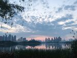 湖畔城市黃昏美景