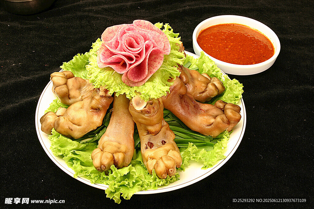 美味炸雞腿配生菜與蘸醬