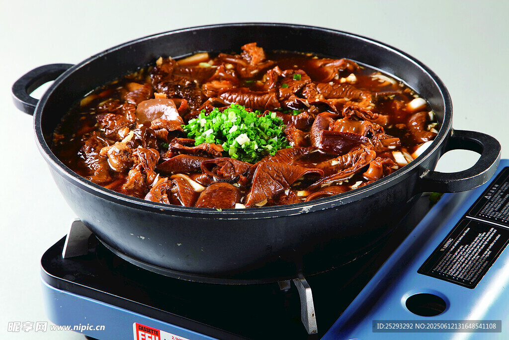 美味紅燒牛肉鍋中呈現