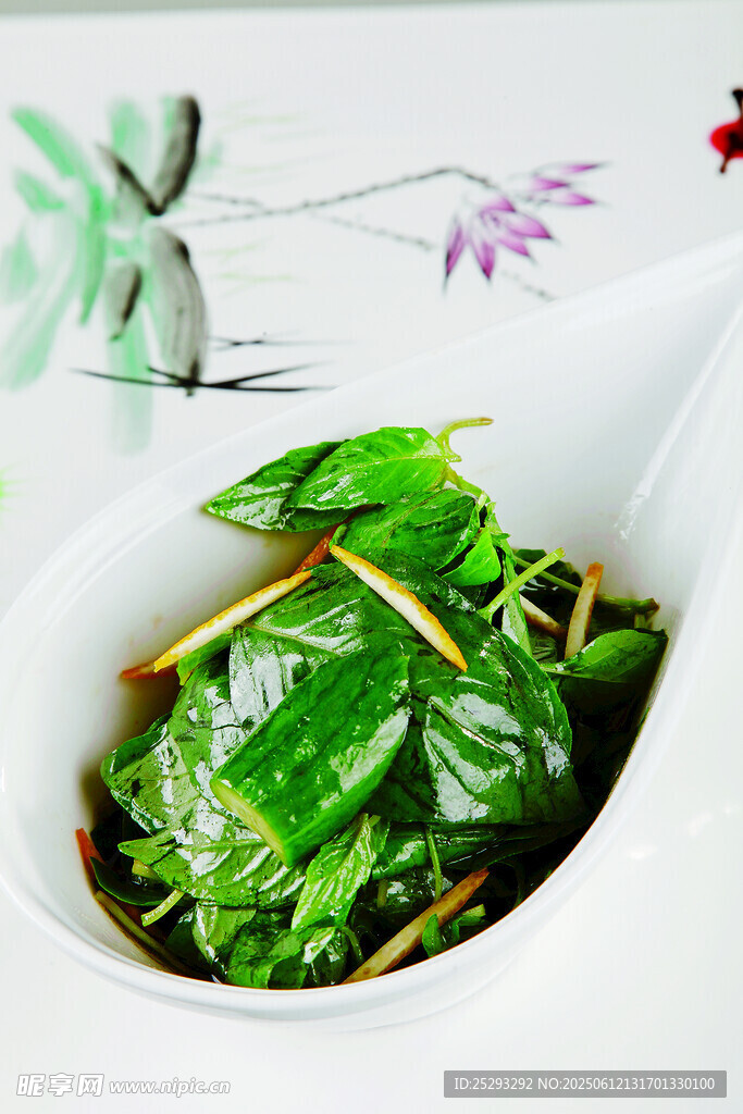 白碗中的鮮嫩綠色野菜