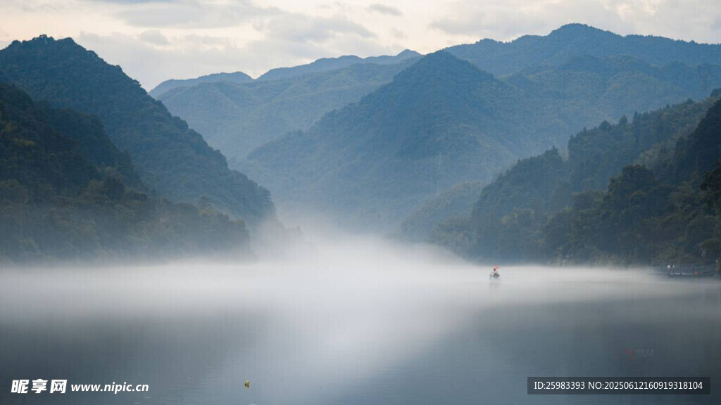山間湖泊