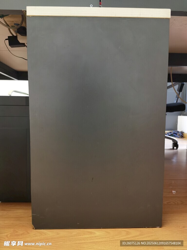 黑色立式物體展示