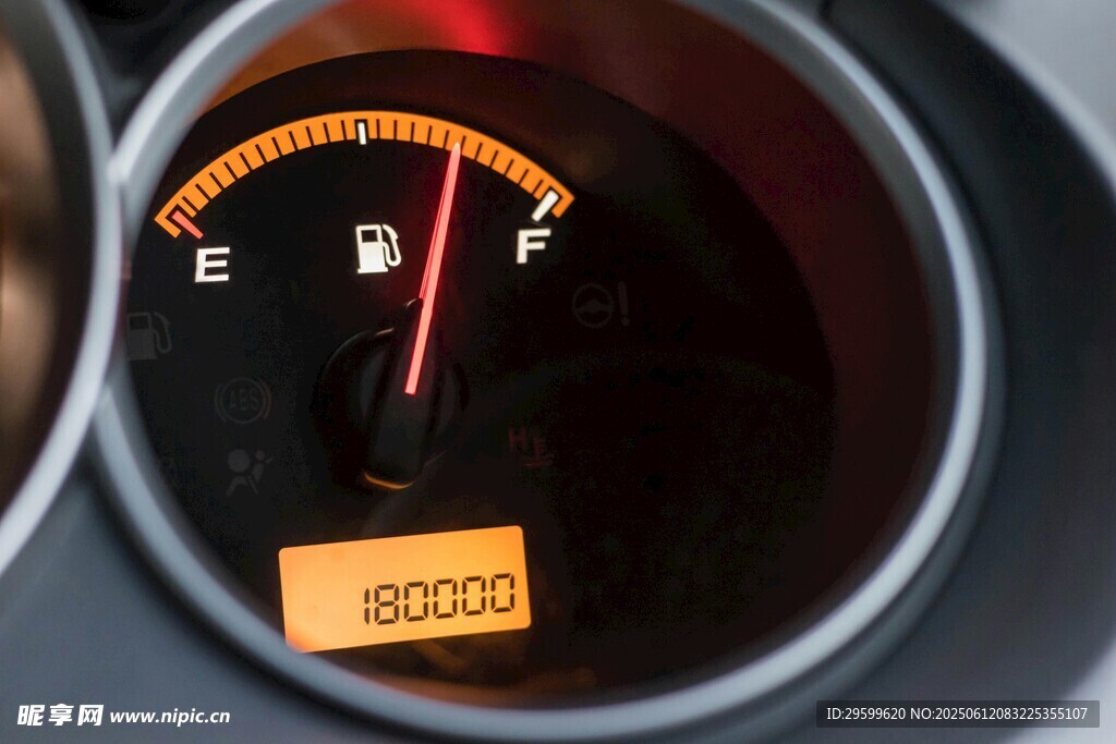 汽車燃油表顯示80000里程