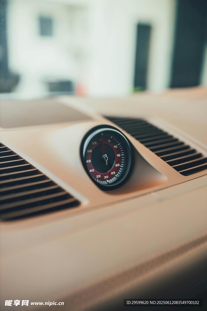 汽車儀表盤上的精致羅盤