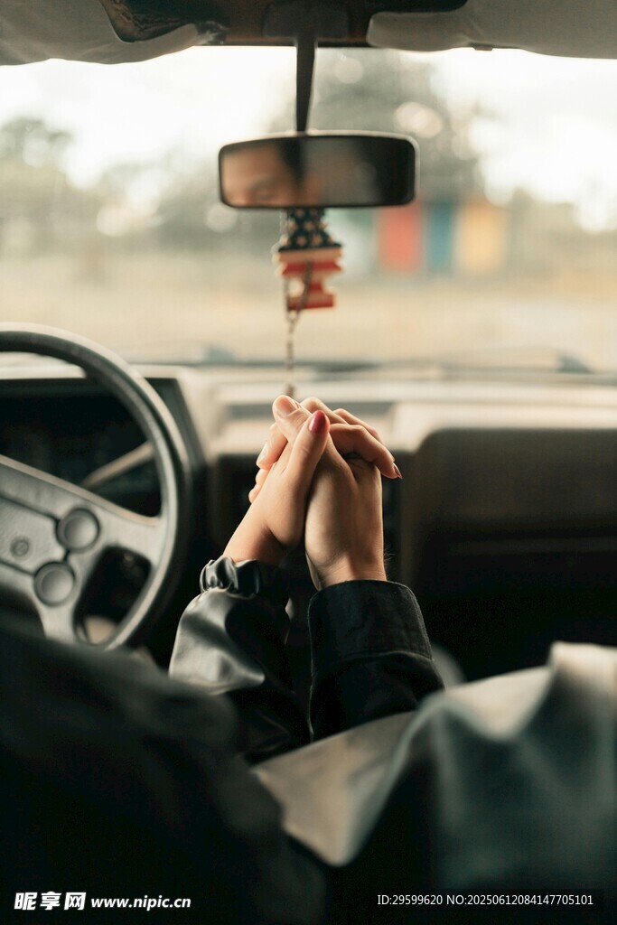 車內(nèi)愜意時刻的雙腳放松