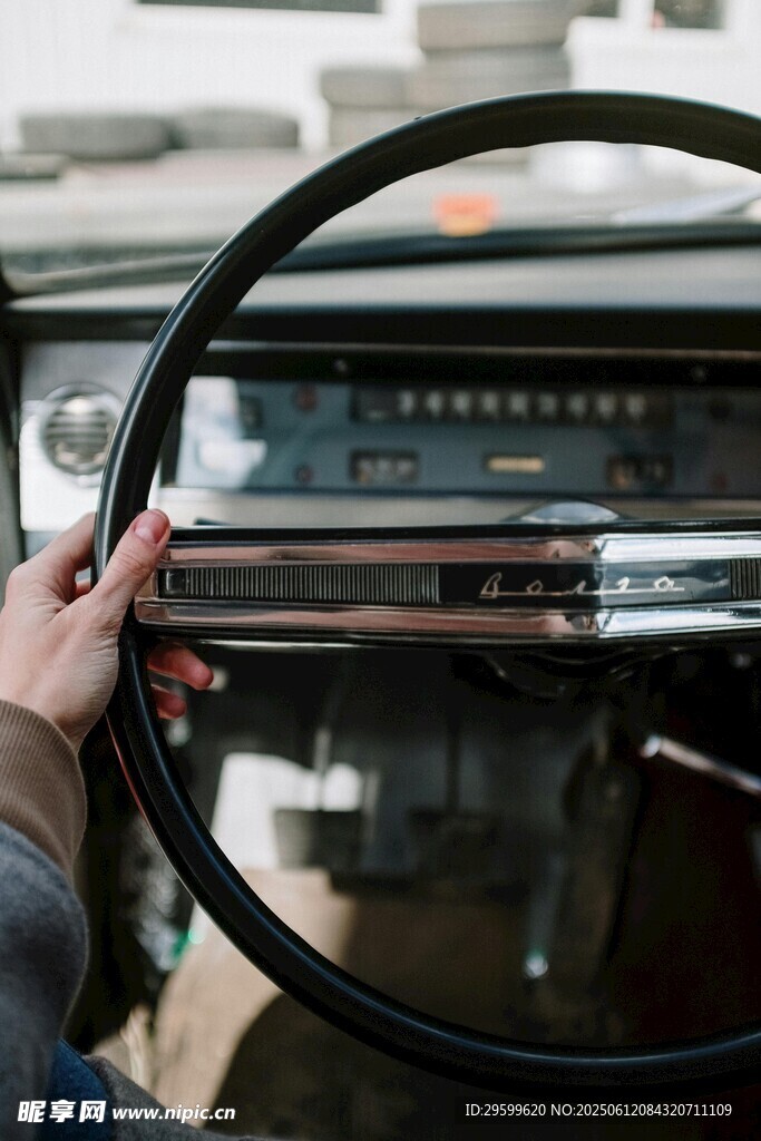手握復古汽車方向盤