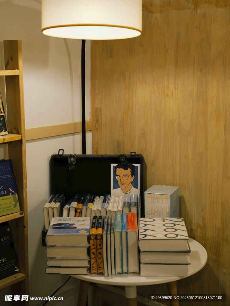 臺燈下的書籍與文具組合