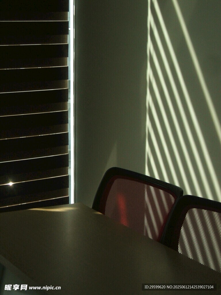 光影下的室內桌椅場景