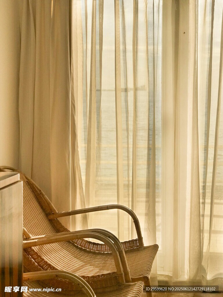窗邊躺椅 
