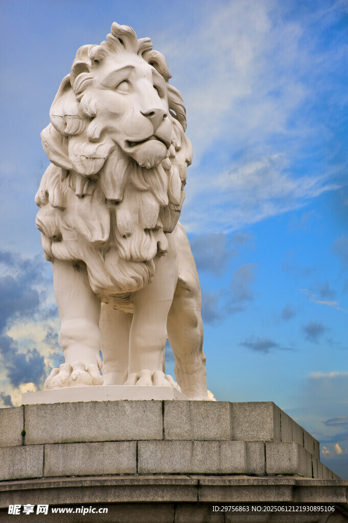 白色雄獅雕塑藍天白云背景