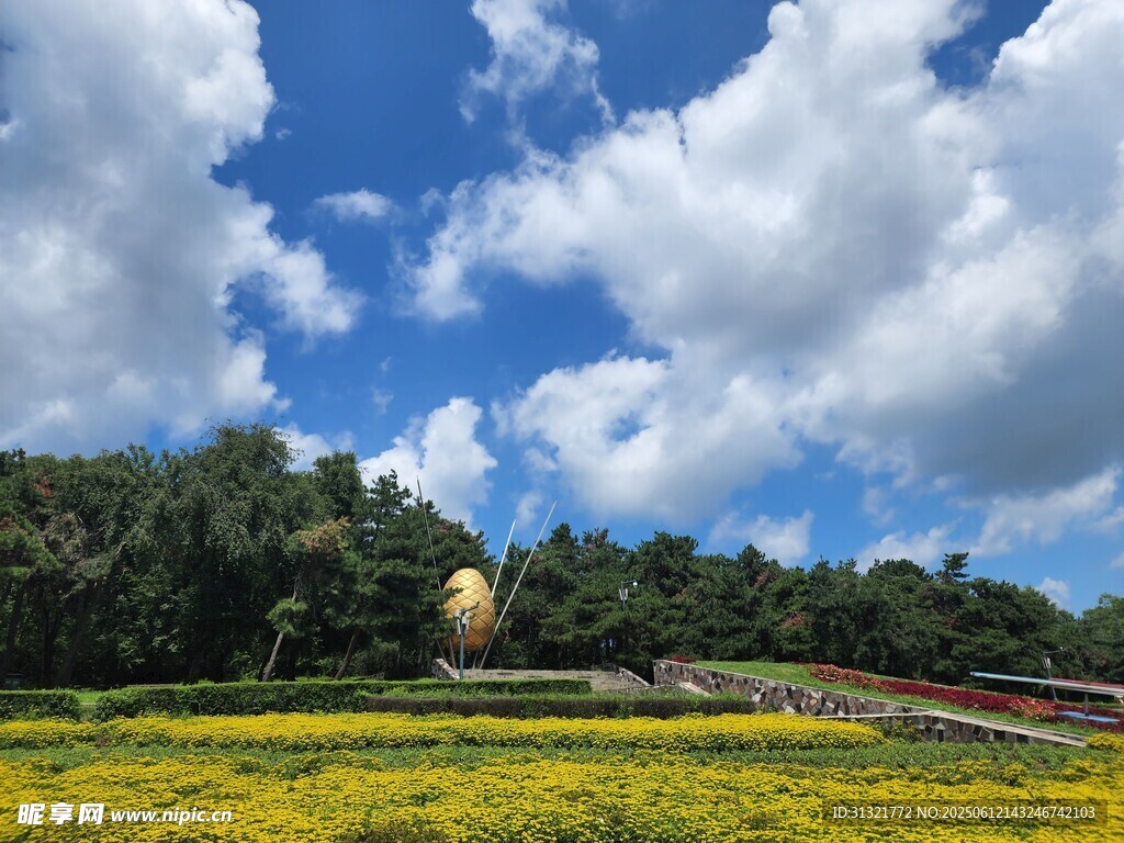 藍天白云下的田園風光