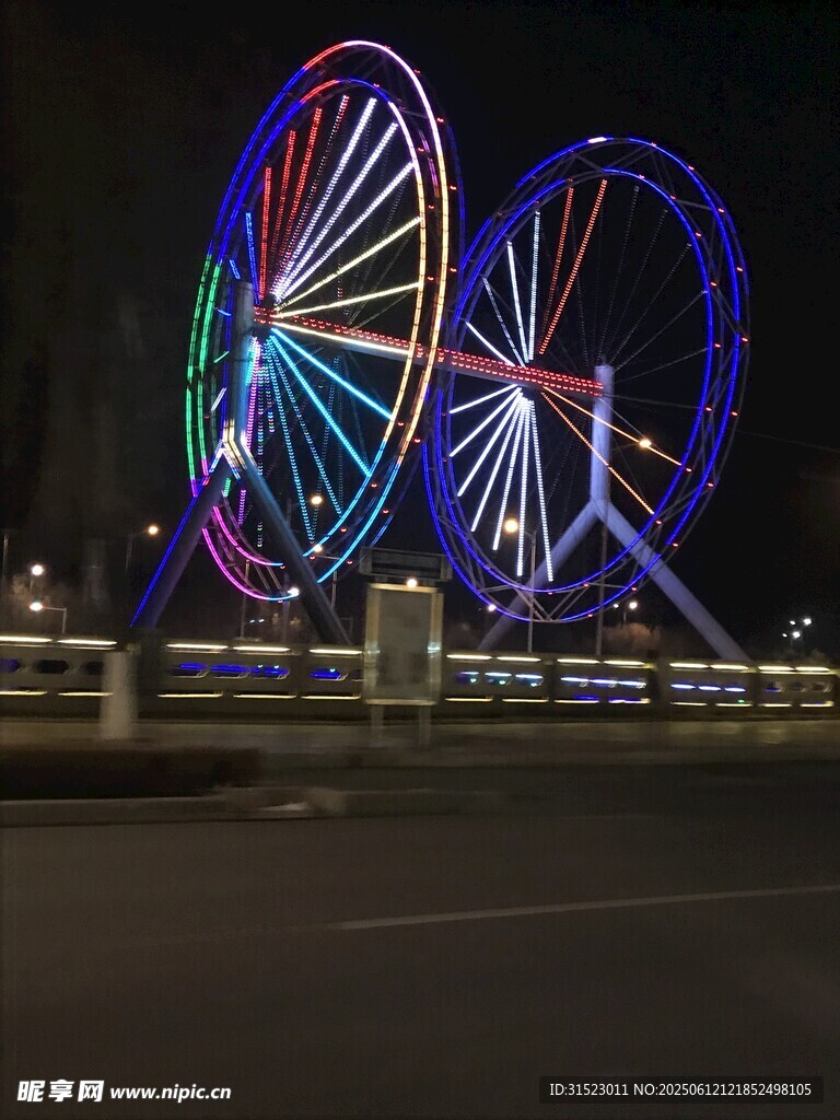 璀璨夜景中的絢麗摩天輪