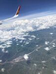 高空俯瞰大地與飛行飛機(jī)