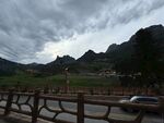 山間公路旁的陰沉天色