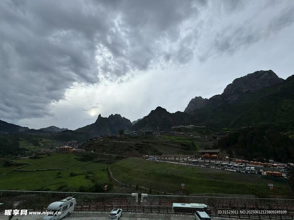 山間村落烏云下的景象