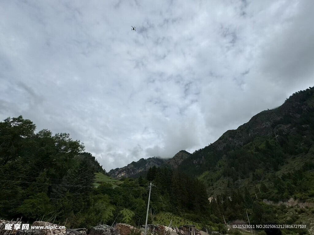 山間云霧繚繞的自然景致