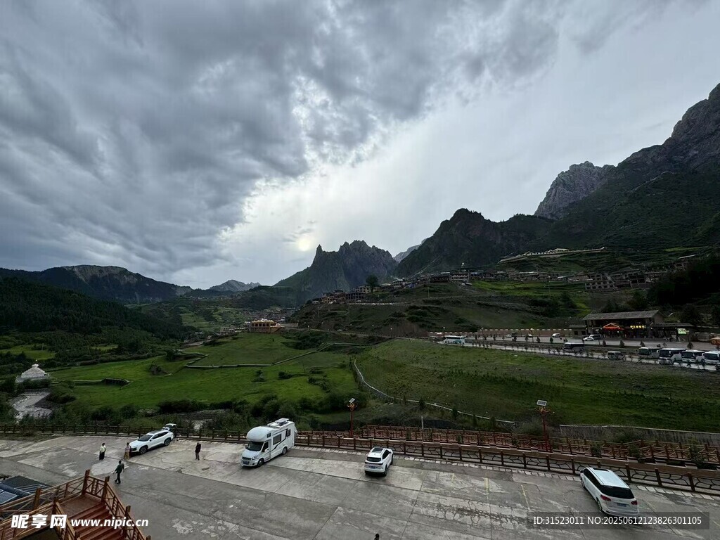 山間停車場的陰云景致