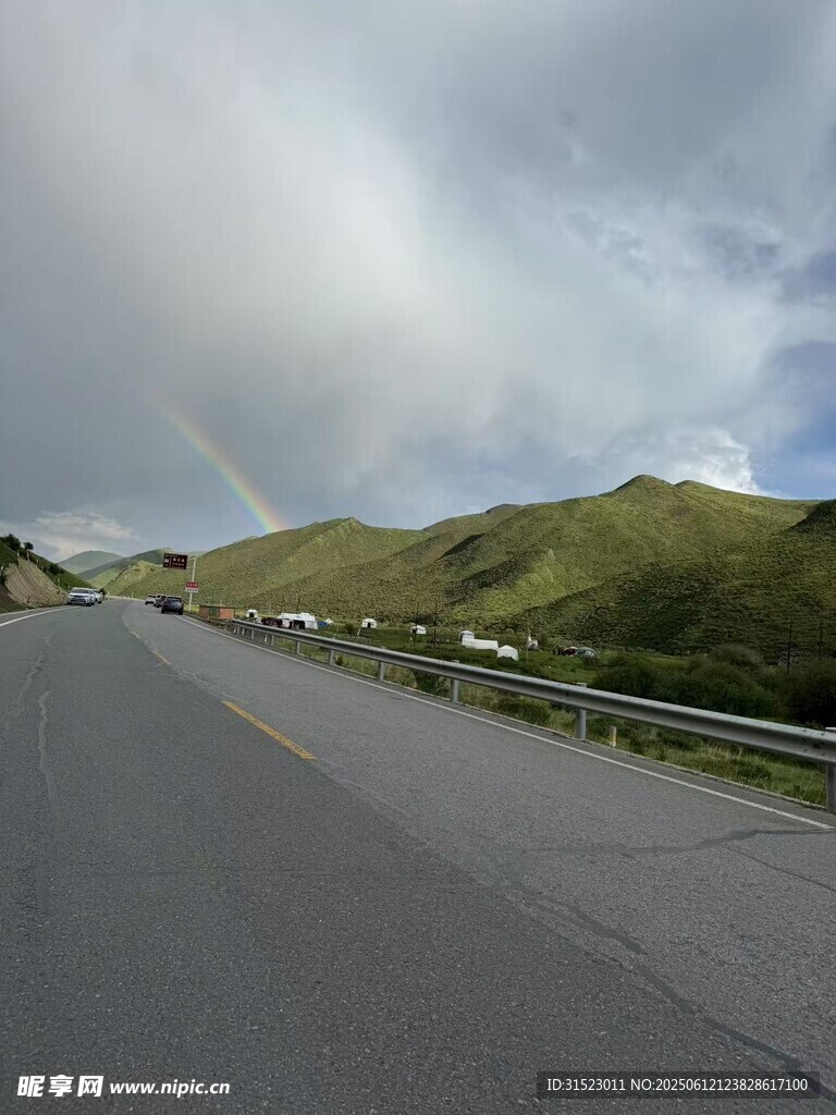 公路上的美麗彩虹景觀