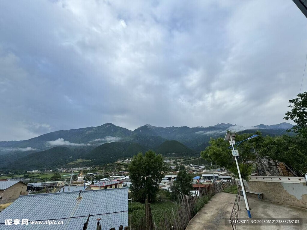 山間村落景致