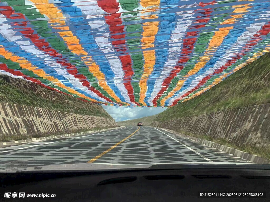 公路上的彩色經幡景觀