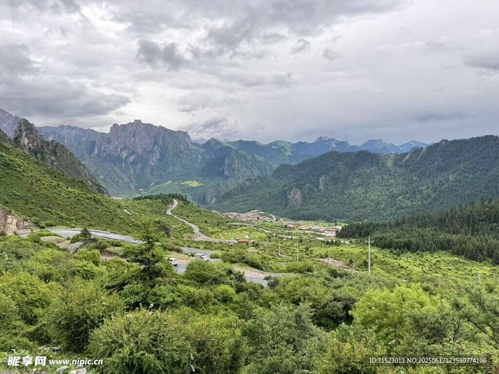 山間綠野 云霧繚繞美景