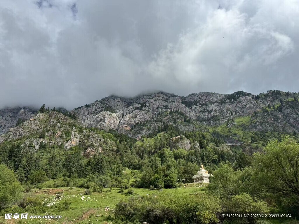 山巒綠野間的自然景致