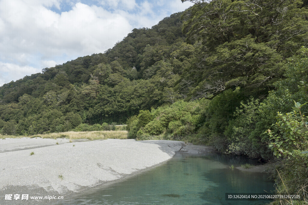 山間清澈河流與蔥郁植被