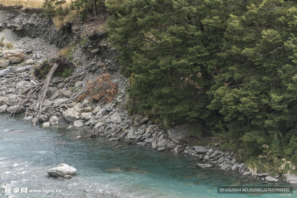 山間清澈溪流與蔥郁植被