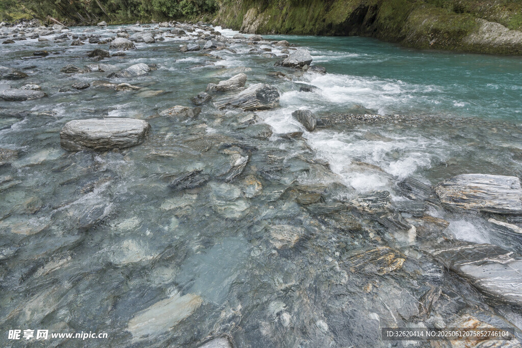 山間溪流中的嶙峋石塊