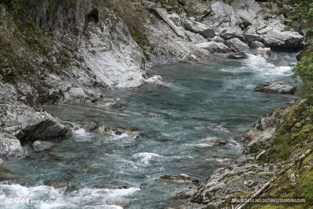 山間湍急溪流