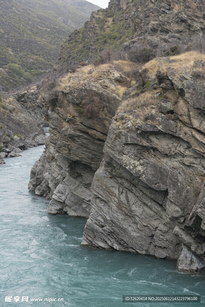 壯麗峽谷中的碧綠河水