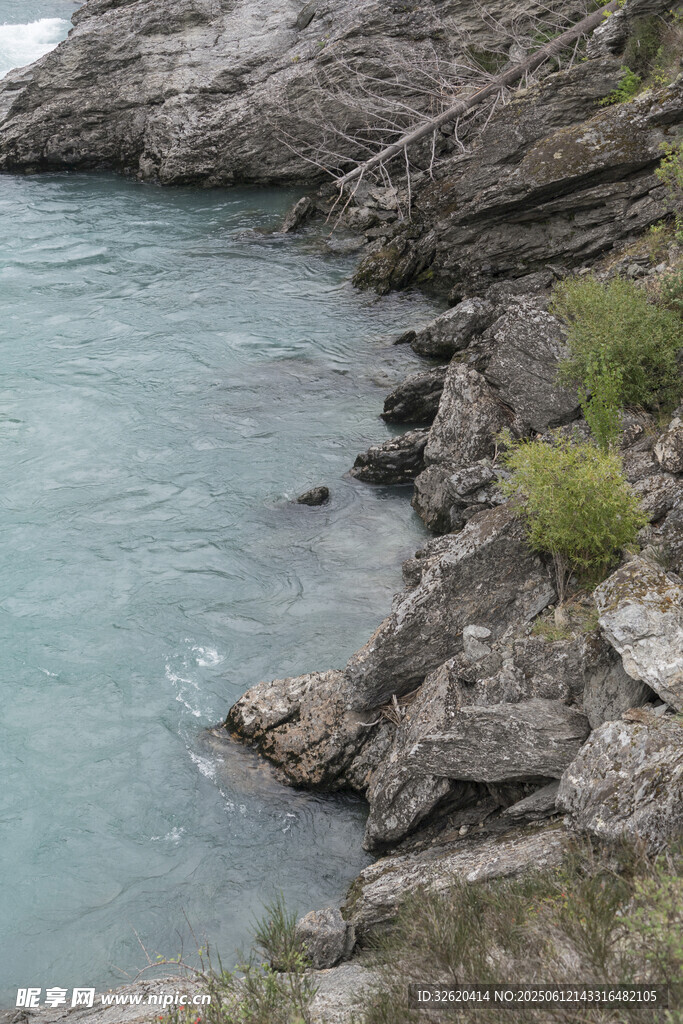 河畔嶙峋巖石與碧水