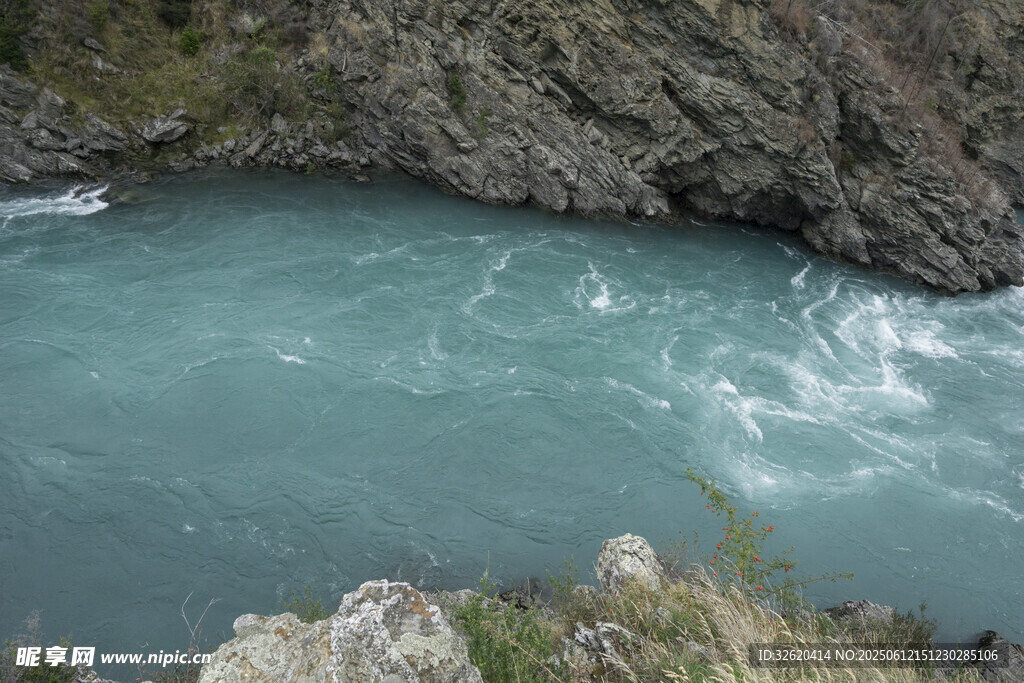 山間碧潭 水流湍急之景
