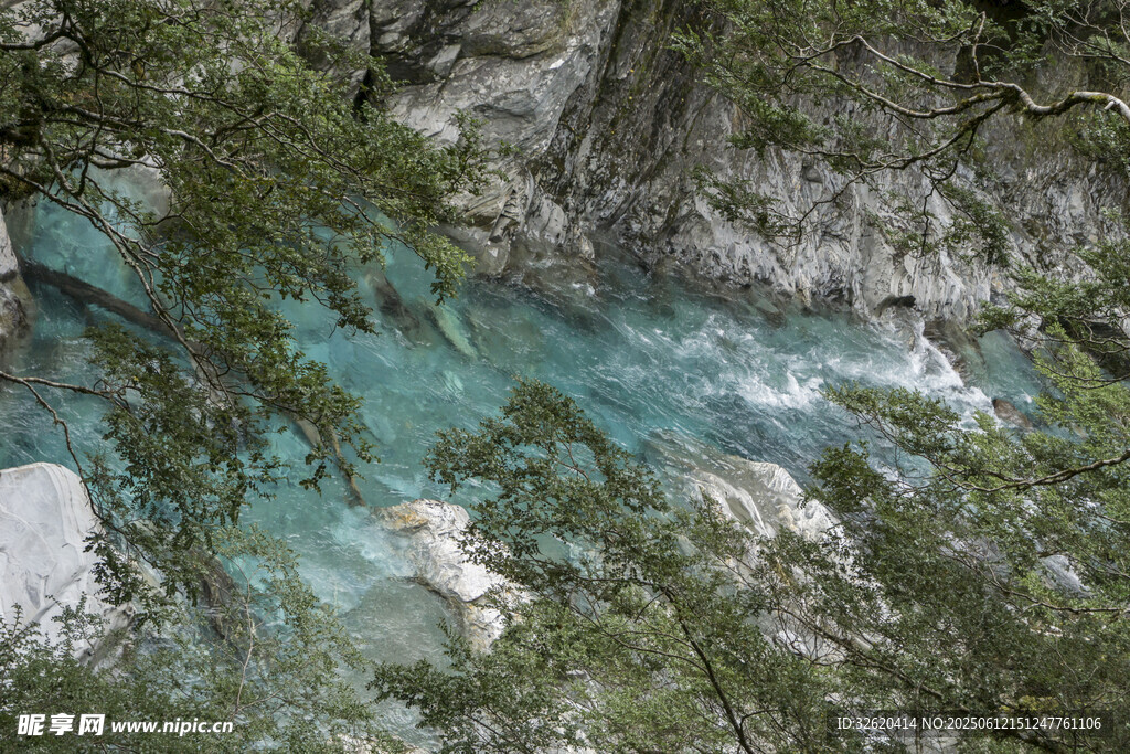 山間碧綠水潭美景